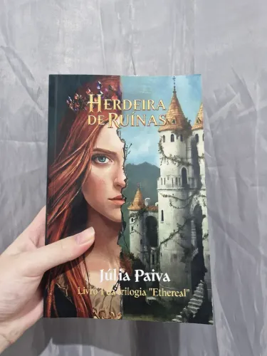 Livro romance Herdeira de Ruínas por Júlia Paiva