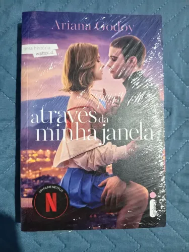 Livro Através da minha janela - Ariana Godoy
