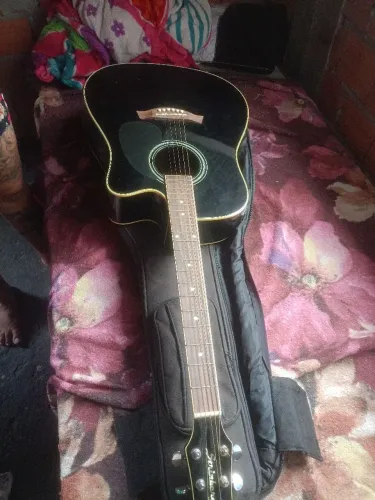 Vende se violão semi novo eletrônico