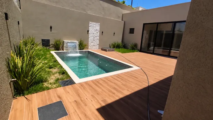 Casa com 3 suítes e piscina no Jardim Atlântico, próxima ao Parque Cascavel