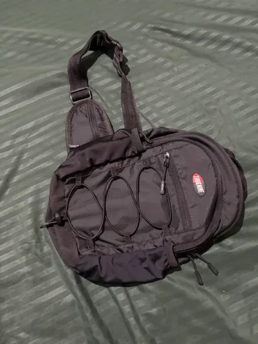 Mochila sling bag black thug nine novinha