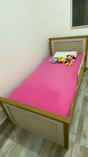 Vendo cama de solteiro infantil com gavetão