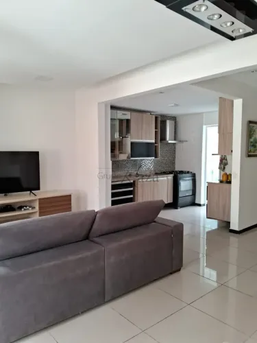 Oportunidade - Casa em Condomínio - Condomínio das Palmeiras - São João - Jacareí - 3 Dorm