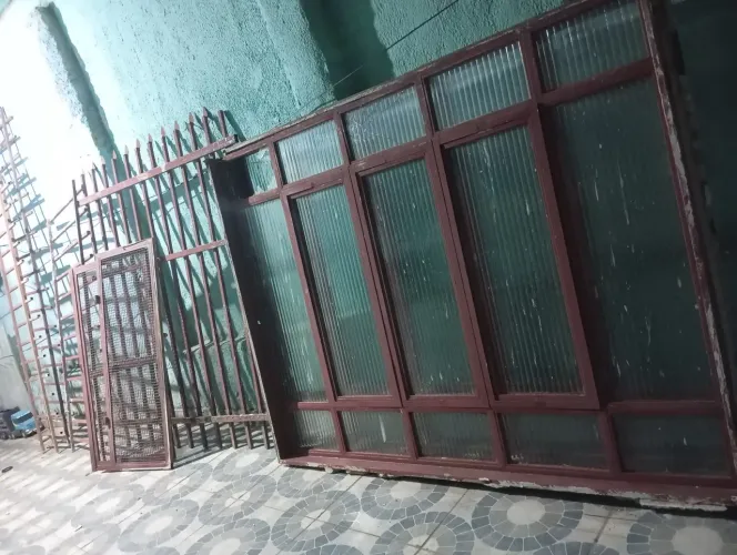 Janelas de 2 metros e grades 