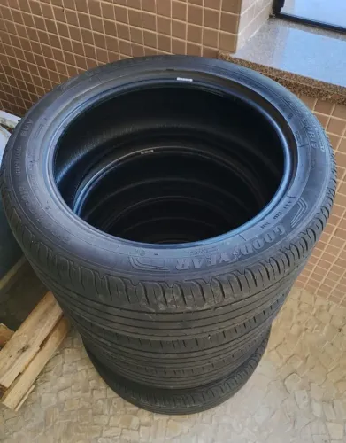 pneu aro 19 Goodyear 235x50xR19 excelente estado ainda rodam bastante<br>