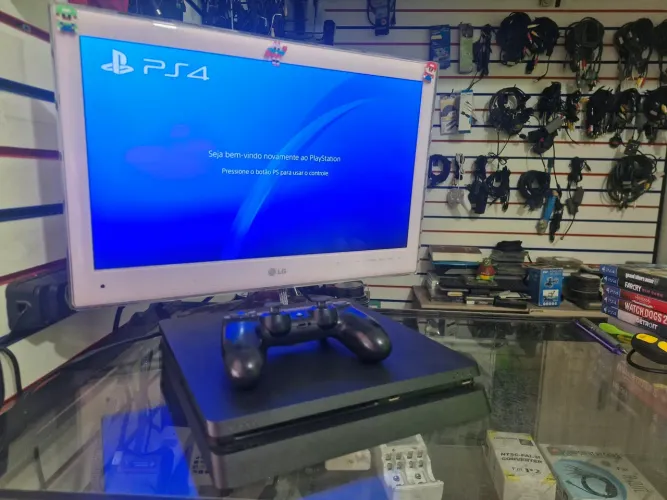 PlayStation 4 Slim + HD de 1 TB mais um controle aceito cartão de crédito cel whats 