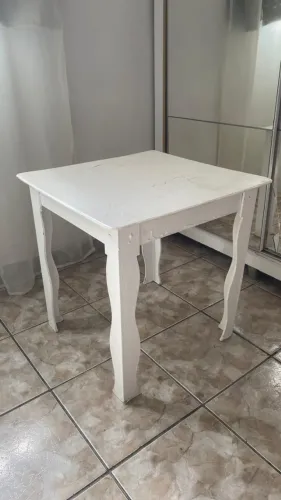 Mesa quadrada funcional com tampa que abre