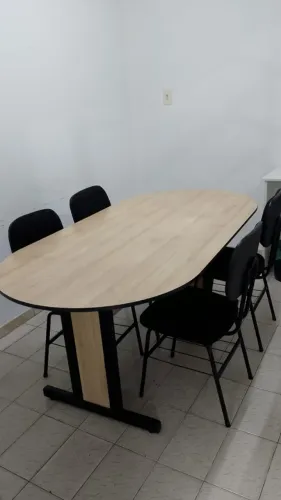 MESA DE REUNIÕES COM 4 CADEIRAS