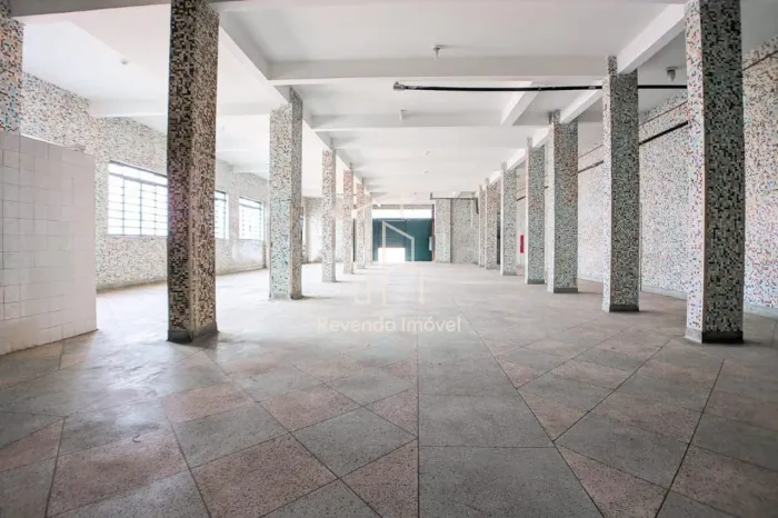 Salão Comercial à Venda em São Paulo-SP, Vila São Geraldo: 2 Banheiros e 350m² de Área
