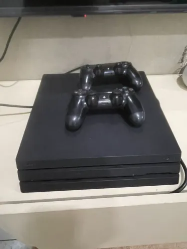 PS4 Pro 1TB + 100 Jogos 2 controles
