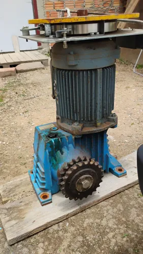Motor trifásico com caixa de redução 