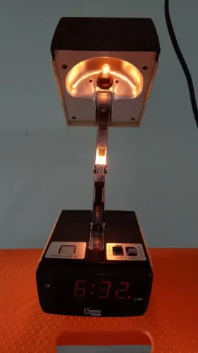 Antiga luminária com relógio digital e alarme / despertador - Cosmo Time - ler descrição