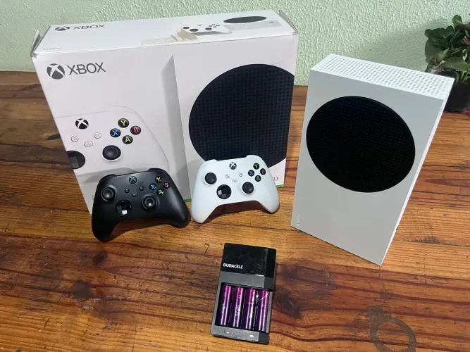 Xbox Series S + 2 controles + Pilha recarregável Leia descrição