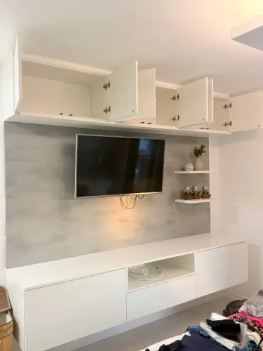 Móveis planejados 100% MDF Criare - armário e painel. 2,40 comp