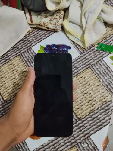 Vendo redmi 15c xiaomi tela trincada porém funcionando perfeitamente 