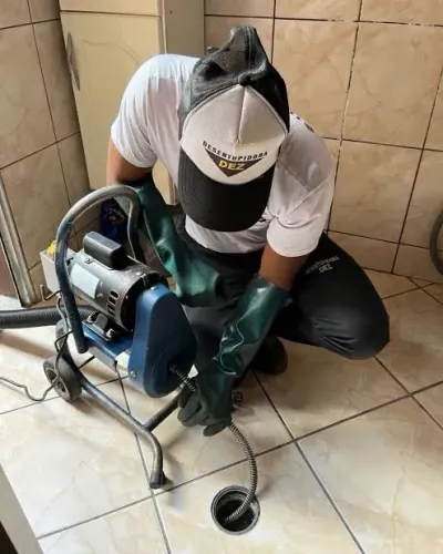 Motorista e ajudante de caminhão de fossa