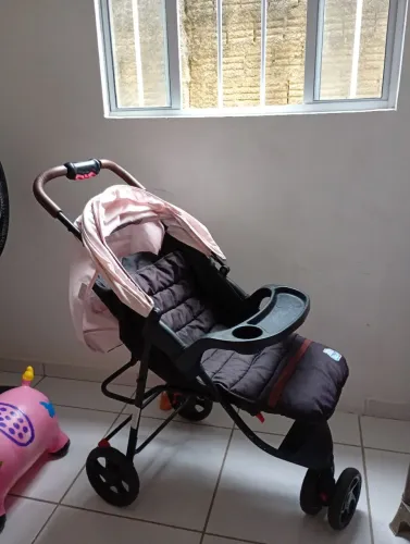 Carrinho de bebê menina