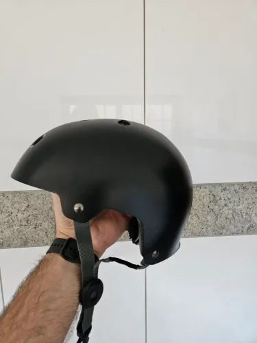 Capacete para patinete, bicicleta ou skate