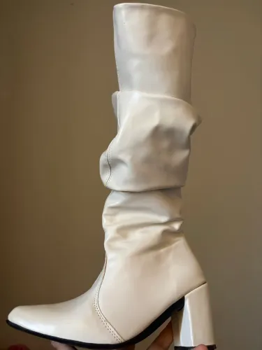 bota cano alto off-white