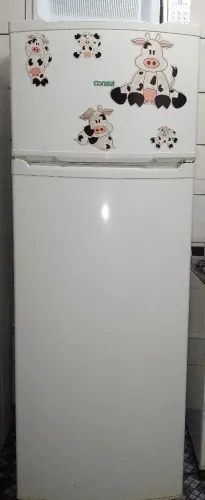 Vendo essa geladeira, está bem conservada, funciona perfeitamente .