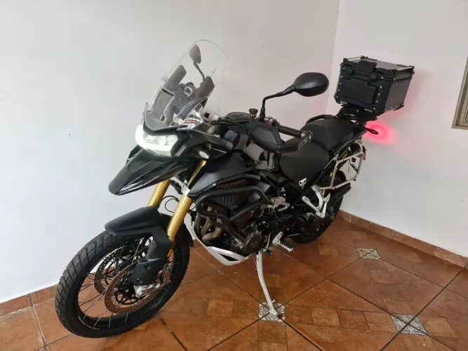 VENDO LINDA TRIUMPH TIGER BLACK EDITION COM APENAS 10 MIL KM MOTO REVISADA 