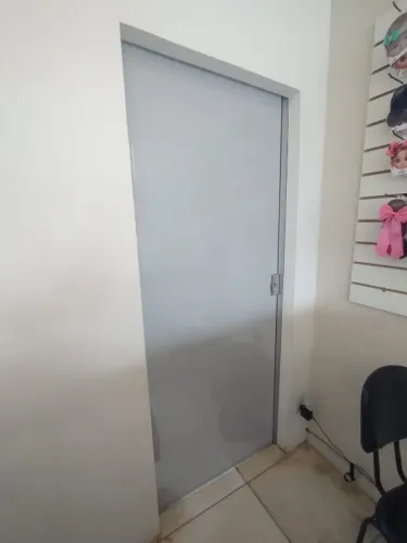 PORTA DE VIDRO COM PUXADOR E CHAVE - 210 X 87cm