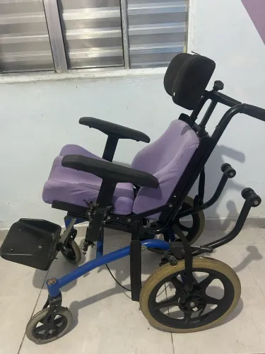 Cadeira de rodas infantil