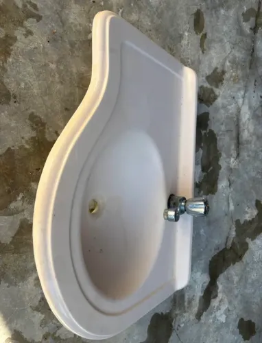 Pia de banheiro com torneira 