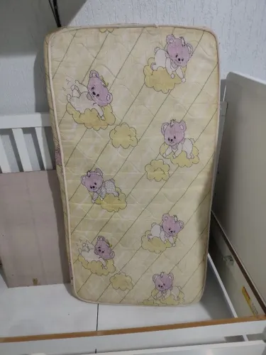 Berço americano que vira cama + colchão