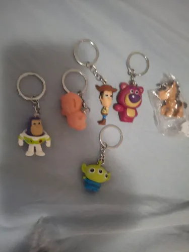 chaveiro de pvc toy story , valor por cada , medidas entres 3 e 7 cm apx
