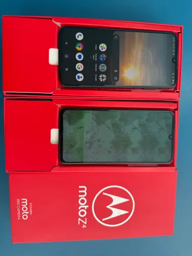 Vende-se 02 Motorola Moto Z4