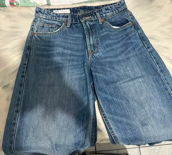 Calça jeans Zara, tamanho 34, cor Azul escura Cintura média e modelagem reta. Usada