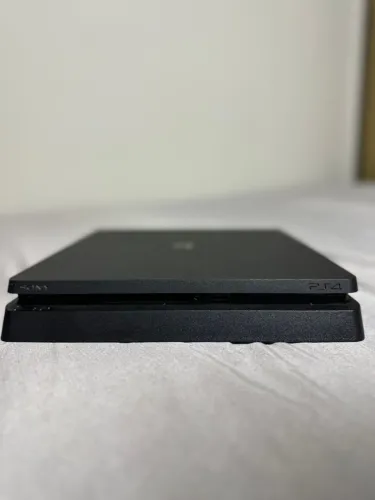 ? Vendo PS4 Slim Conservado - Acompanha 3 controles e 8 Jogos! Interessados, chama PV!