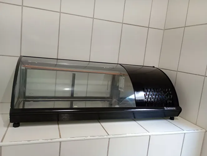 Vitrine fria 220v , 1,20 comprimento, super conservado.