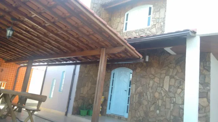 ALUGO CASA COM 2 SUÍTES 