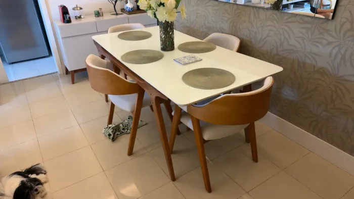 Mesa com 4 cadeiras