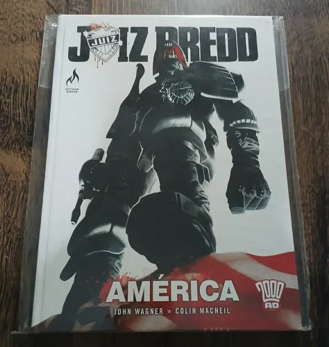 HQ Juiz Dredd: América (Mythos, Capa Dura, seminova)