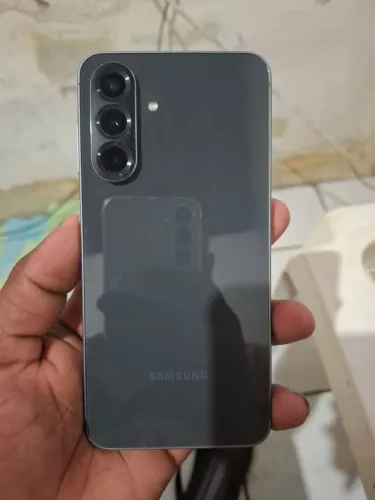 Vendo ou troco por outro celular Samsung a56 256 de armazenamento sem detalhes nenhum