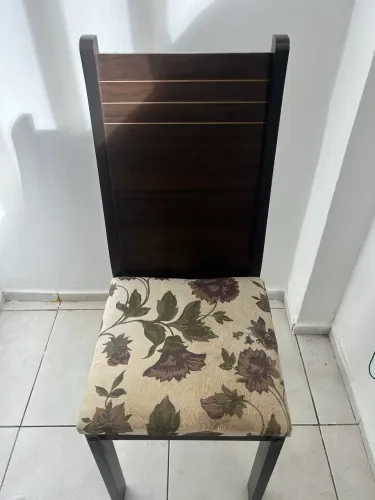Vendo mesa madeira com 03 cadeiras!