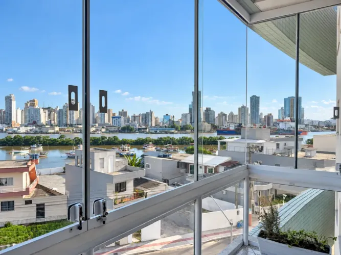 APARTAMENTO À VENDA, 03 DORMITÓRIOS COM SUÍTE, SEMI MOBILIADO, BAIRRO CENTRO EM NAVEGANTES