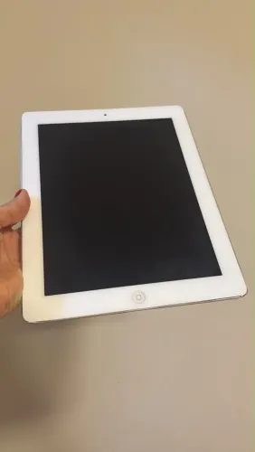iPad antigo para retirada de peças (tela e carcaça intactas, bateria ruim)".