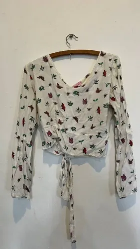 BRECHÓ - Cropped manga longa estampado borboletas tamanho M/G