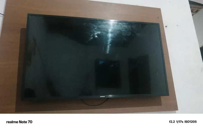Vendo uma TV para retirada de peça 