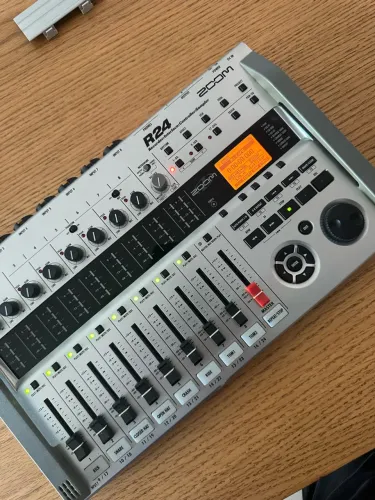 Zoom R24 Multi-Track Recorder e Interface