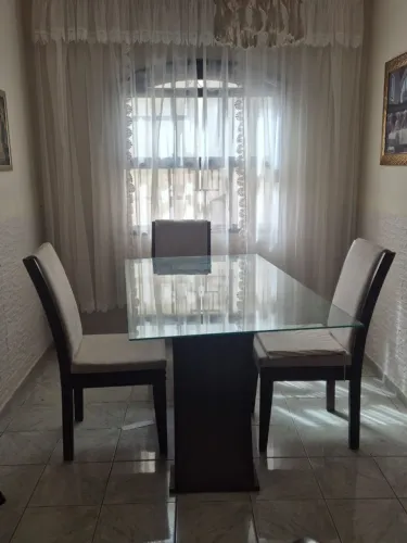 Mesa com tampo de vidro