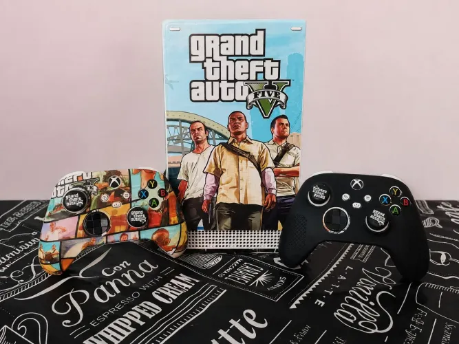 XBOX SÉRIE S + 2 CONTROLES + 56 JOGOS