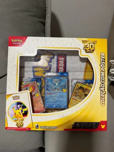 Pokémon coleção com pôster 30 anos lacrado