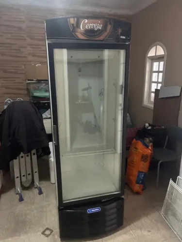 Cervejeira vertical 387 L com visor expositor Vn44R Metalfrio