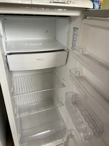 Vende se geladeira semi nova