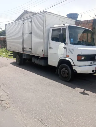 MB 710 Caminhão Baú